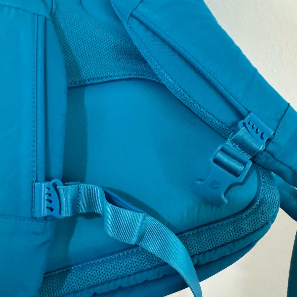 Incase‎ Vibrant Blue Backpack - Picture 8 of 10
